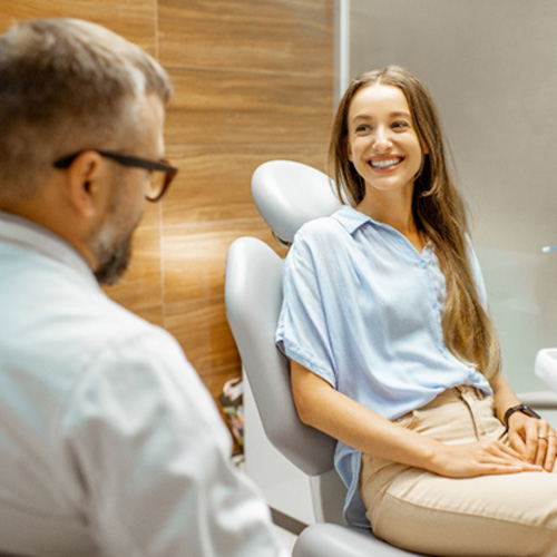 Smiling lady speaks with dentist