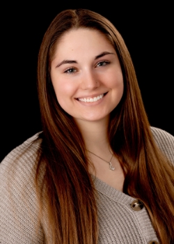 Dental hygienist Cierra